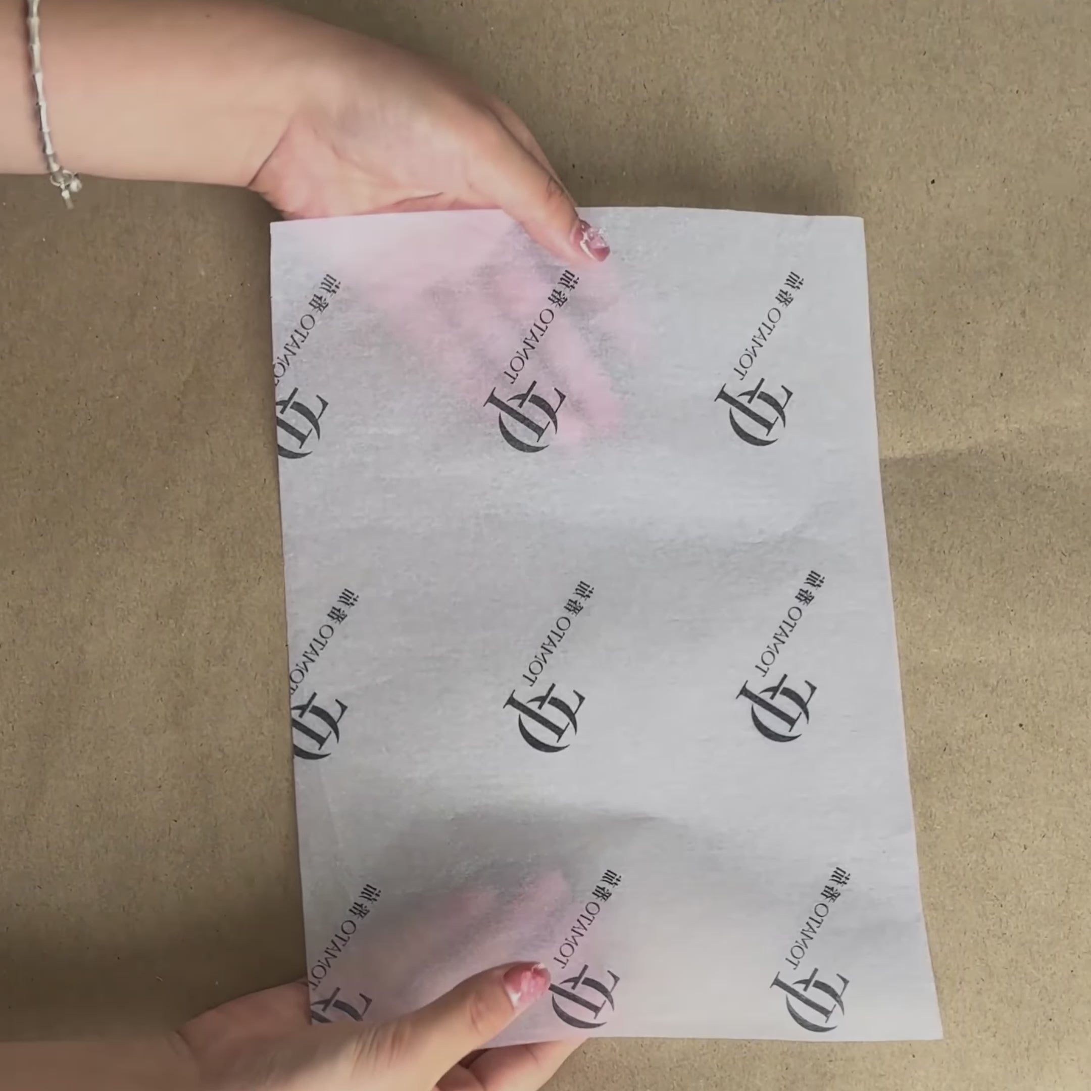 Video laden: Nahaufnahme-Video: Logo-Prägung auf 30% recyceltem Seidenpapier. Zeigt individuelle Bedruckbarkeit, Mengenrabatt für Großaufträge und die natürliche Haptik des umweltfreundlichen Materials.
